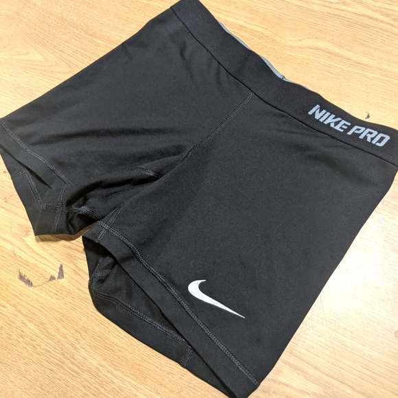 Nike Pants - *CHARITY FUNDRAISER* Nike small stretch short shorts size small